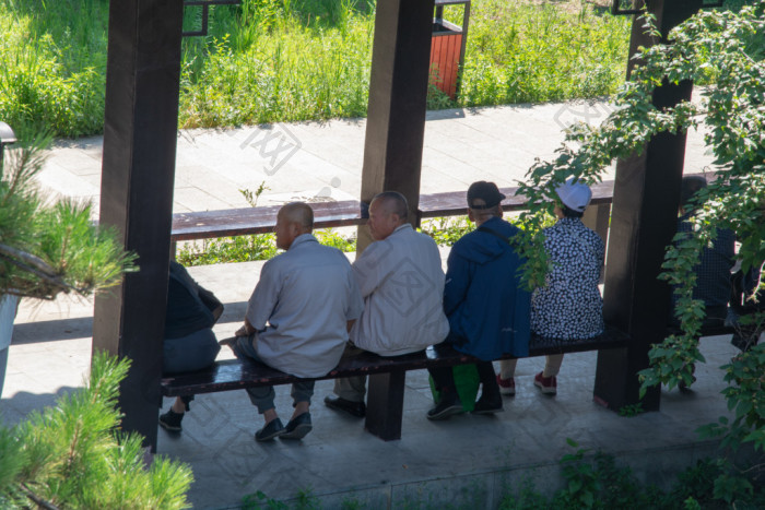 夏天公园中乘凉的老年人图片-包图网企业站
