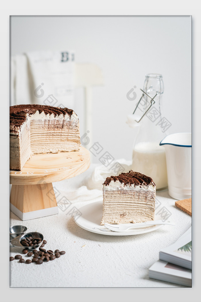 提拉米苏千层蛋糕切片摄影图