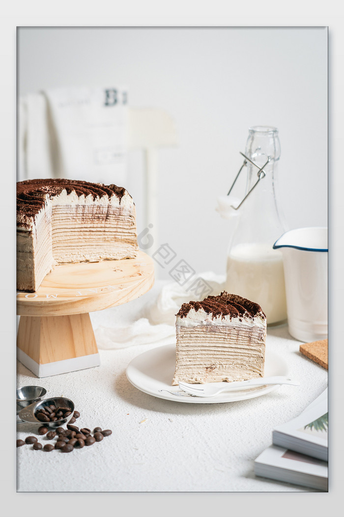 提拉米苏千层蛋糕切片摄影图图片