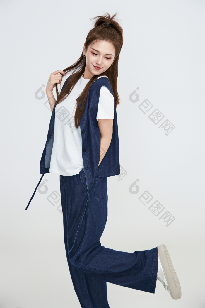 在摄影棚拍摄的青年时尚女性图片-包图网企业站