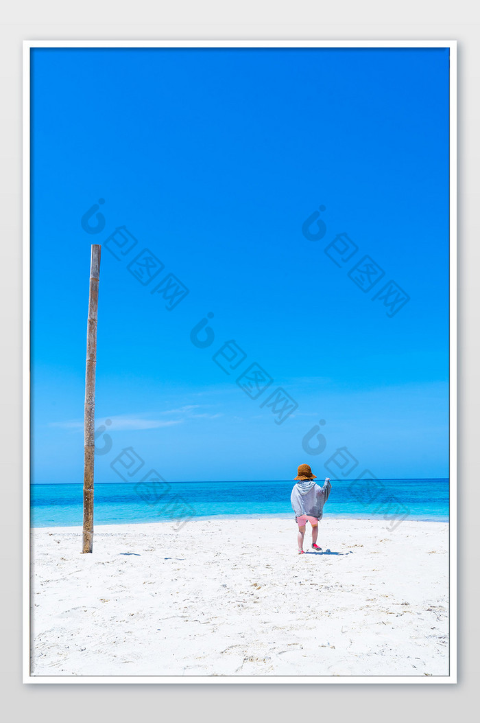 孤独的海边竹竿与小孩子背影摄影图