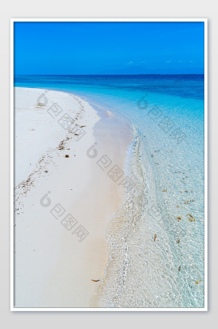 圆弧形海滩上拍打的海浪风光摄影图图片-包图网