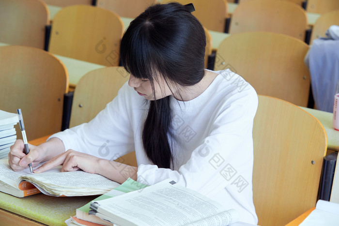 教室里努力看书学习备战高考的学生