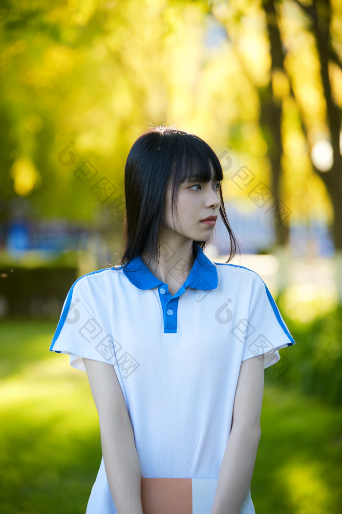 校园里抱着书的高中女生图片-包图网企业站