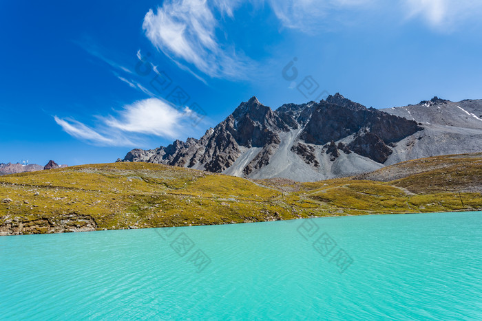 中国新疆独库公路沿途雪山湖泊美景