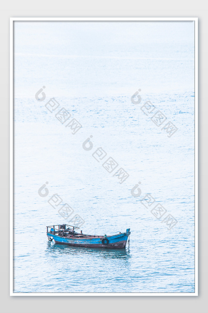 蓝色大气海上渔船风景摄影图片