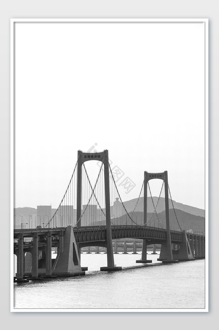 黑白大气跨海大桥建筑摄影图片
