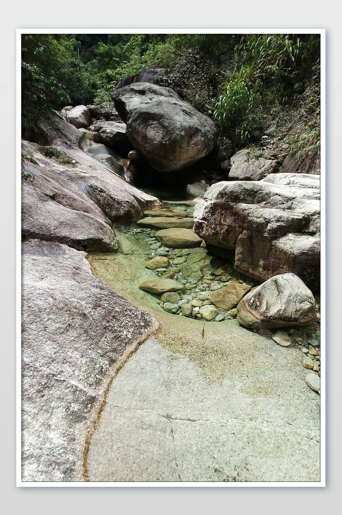 春天山谷清澈泉水山涧流水踏春摄影图