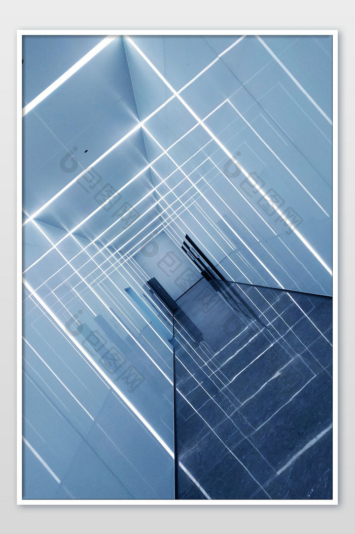 蓝色未来科技光束感电梯厅空间摄影图
