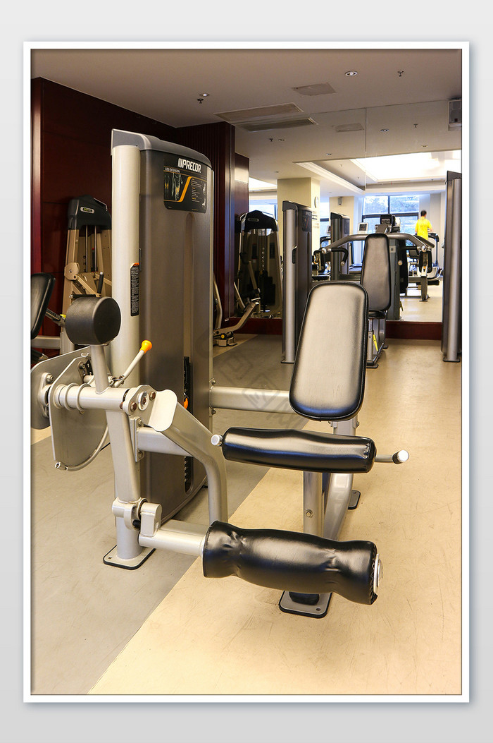 全民健身健身房的力量训练器材图片