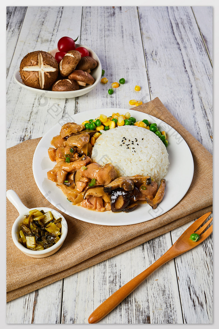 香菇滑鸡套餐玉米小菜豌豆米饭美食摄影图片