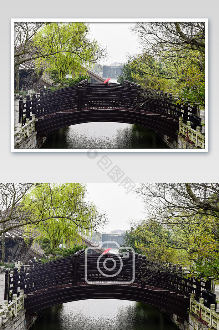 绿树环绕的木桥上面红色雨伞摄影图片