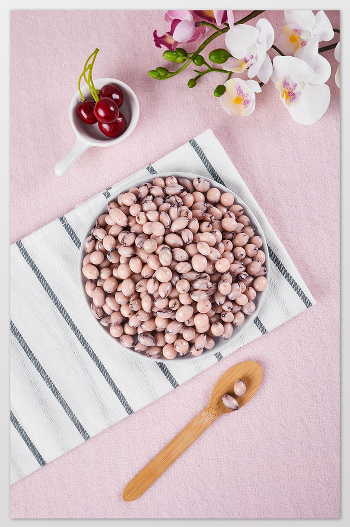 巧克力豆粉色夹心零食糖果木勺美食摄影图片