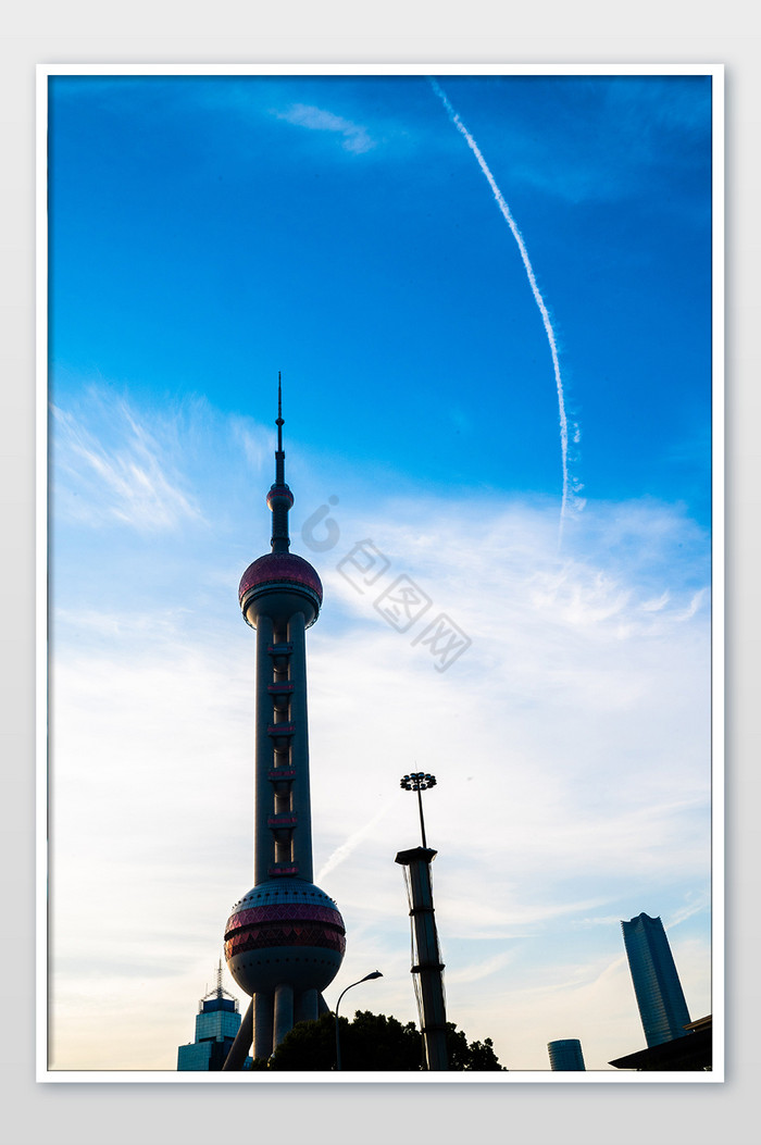 上海东方明珠剪影云层摄影图图片