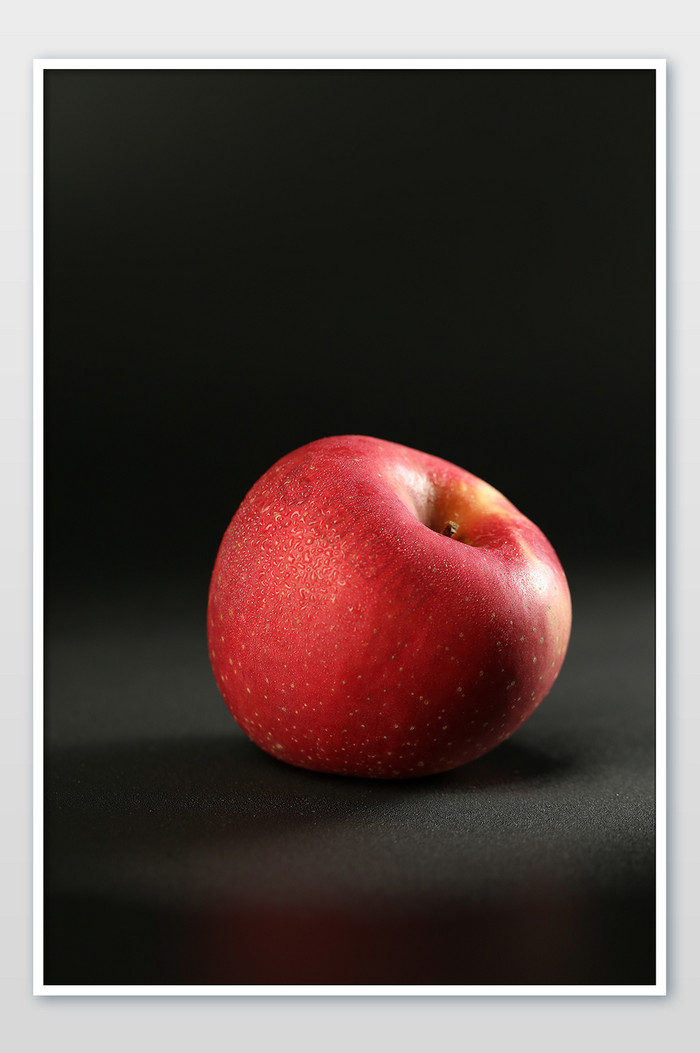 高清水果苹果黑底摄影图图片