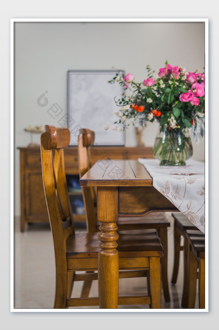 温馨客厅鲜花餐桌椅一角摄影图