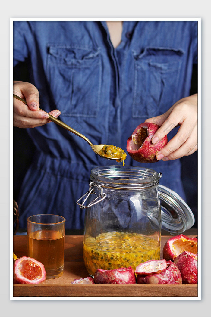百香果蜂蜜果汁制作摄影图片