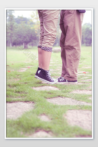 情侣踮起脚尖拥抱爱情