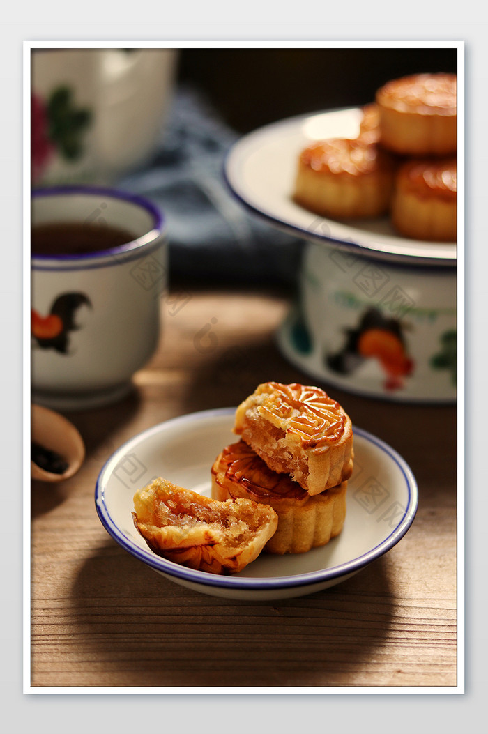传统中式美食浓情中秋月饼图片