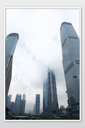 云雾中的城市摩天大楼风景摄影图图片