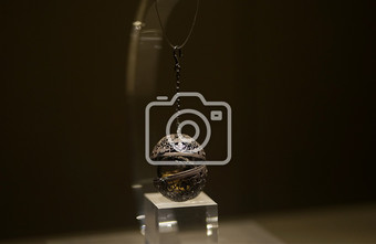 西安博物院镇馆之宝鎏金团花镂空香球摄影图图片
