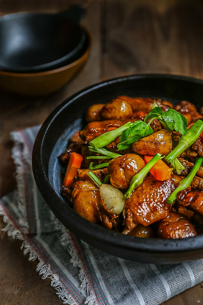 板栗焖鸡美食摄影图片
