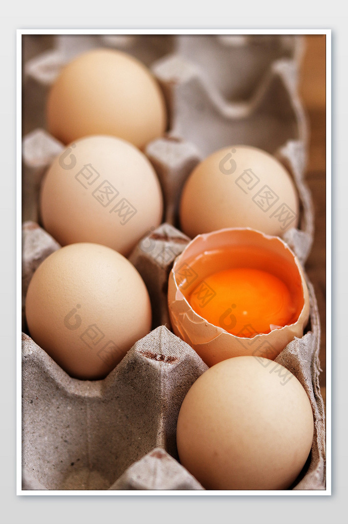 鸡蛋破壳而出特写摄影图