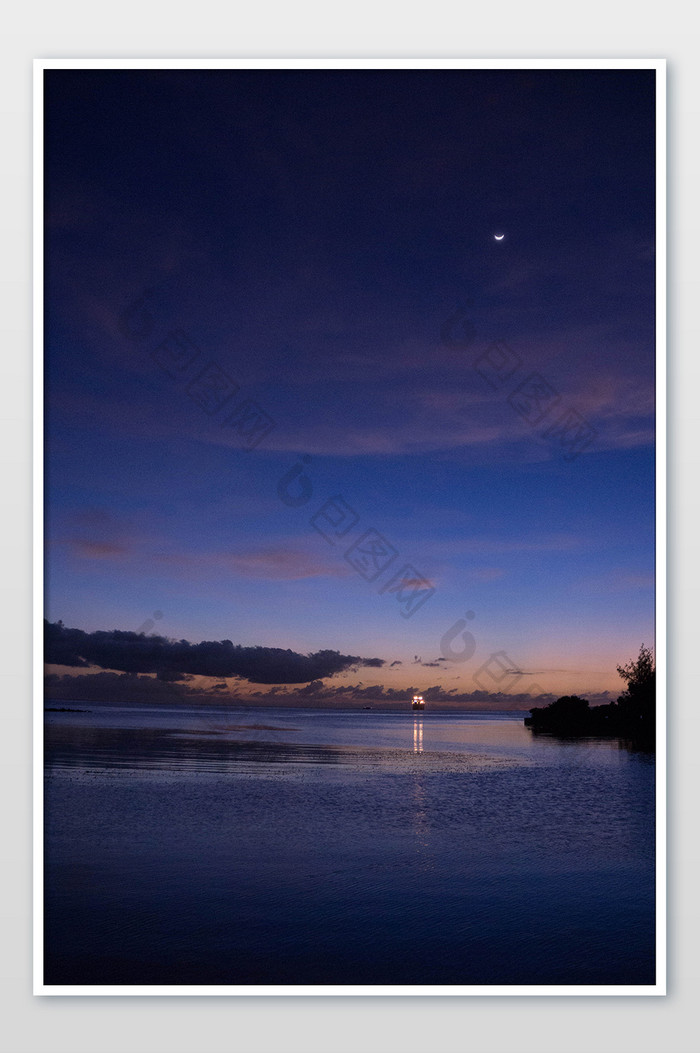 海岛月亮初升风光摄影图片