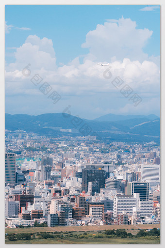 日本大阪蓝天白云城市风光飞机经过摄影图图片