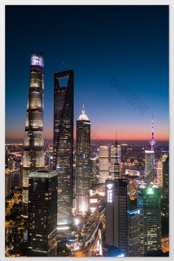 上海陆家嘴金融区城市天际线蓝调时刻摄影图