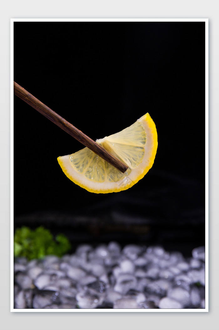 小清新筷子夹柠檬片摄影图片