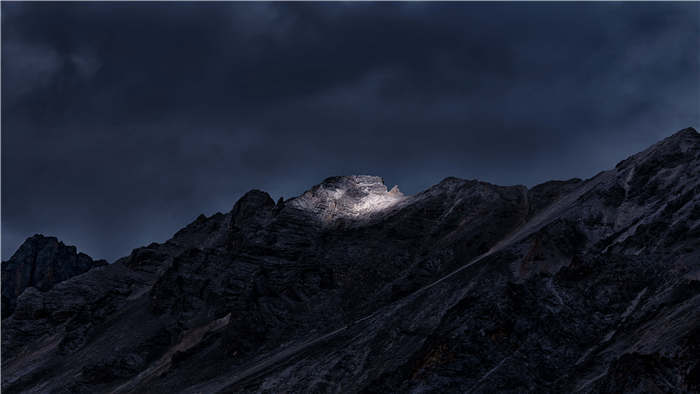 坚毅悲壮背景音乐