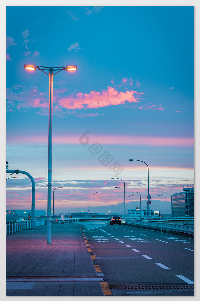 粉色日本大机场日落火烧云风光摄影竖图图片