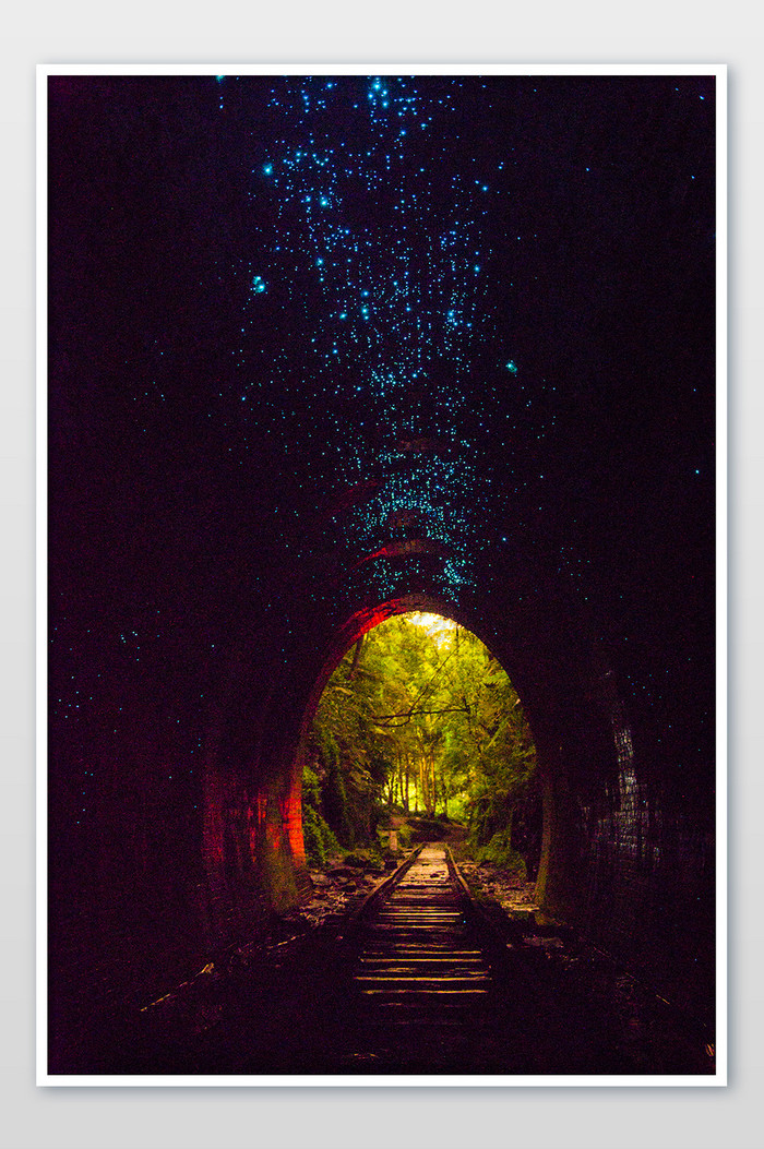 悉尼废弃隧道黑夜蓝光虫摄影图片