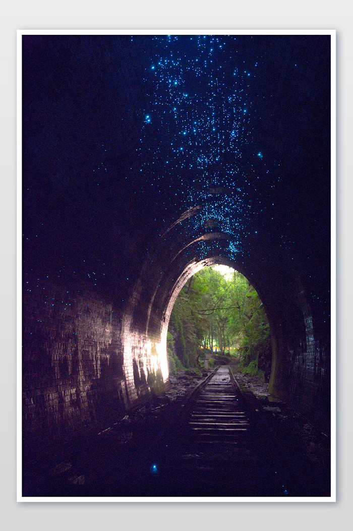 悉尼周边废弃隧道黄昏蓝光虫摄影图片