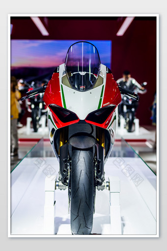 炫酷红白色摩托车摄影图片