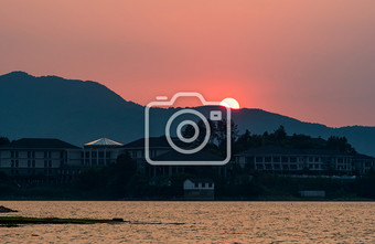 四明湖日落傍晚落日太阳下山摄影图片