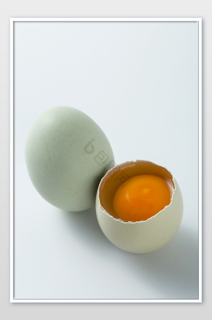新鲜食材土鸡蛋白底破壳高清摄影图图片