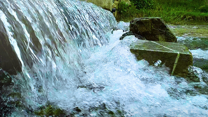慢动作拍摄小瀑布水流高清视频