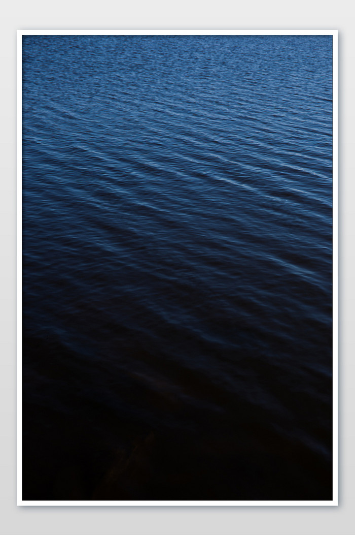 蓝色大气竖版水波纹摄影图片