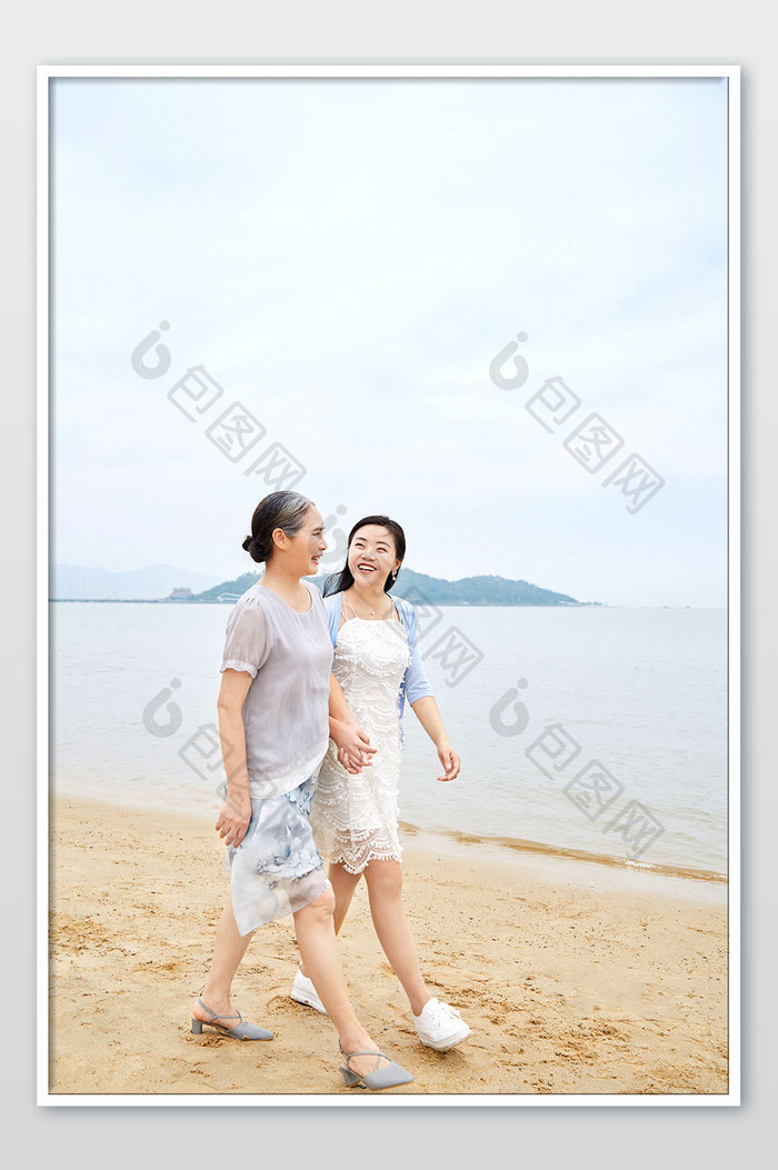 母亲节温馨海边散步图片