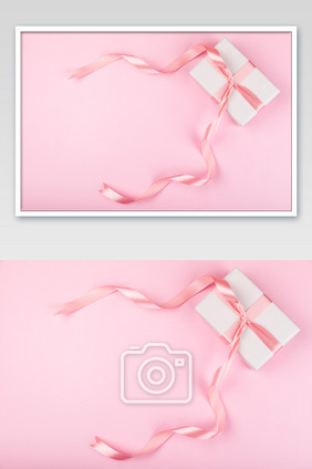 粉色背景上的粉色礼物盒