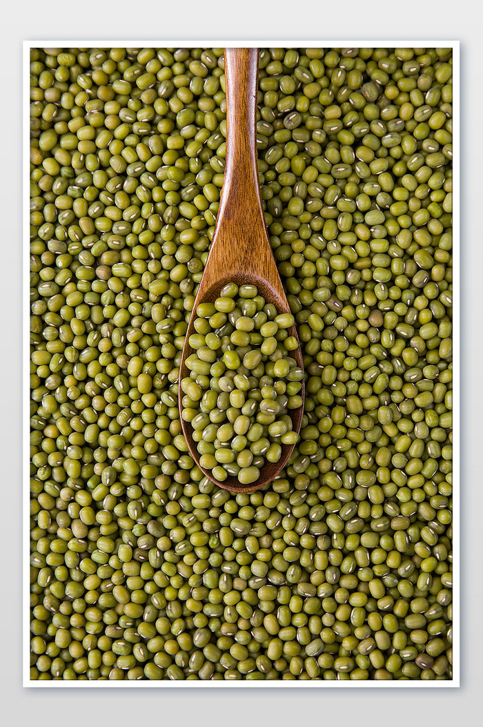 绿色高档勺子绿豆平铺绿豆摄影图片