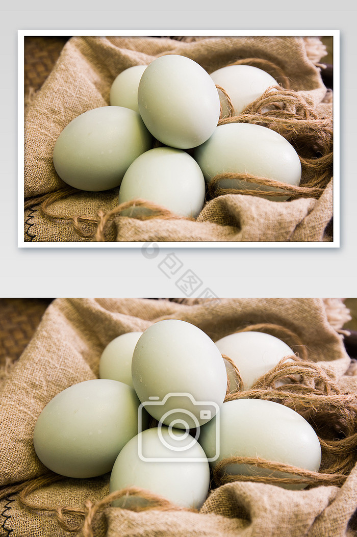 复古拍摄布包着的农村咸鸭蛋图片