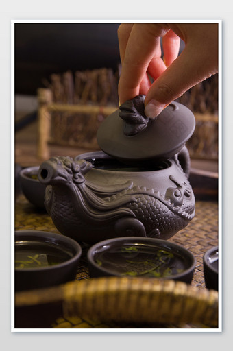 手拿茶壶盖茶杯意境摄影图图片