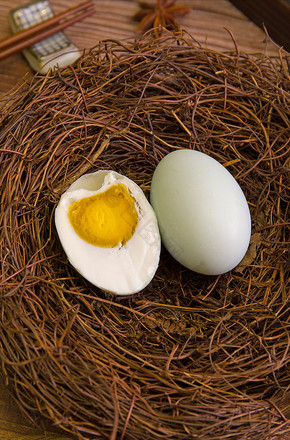 鸭蛋鸟巢里的咸鸭蛋图片