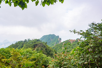 山西晋城王莽岭山脉断崖群山夏天图片