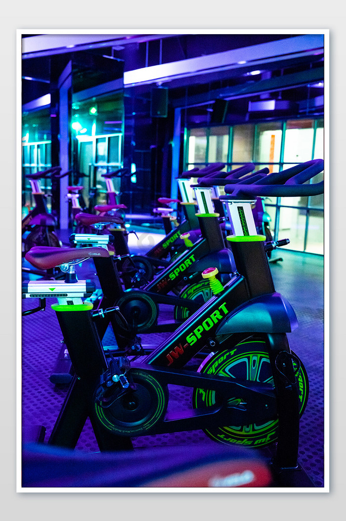 健身房动感单车整齐排列器械全景图图片