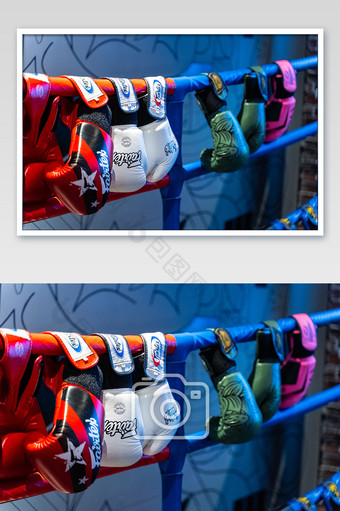 悬挂在拳击场的拳击手套摄影图图片