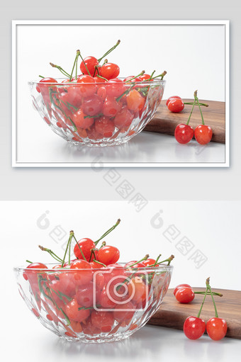 白色背景玻璃碗中红色樱桃摄影图片
